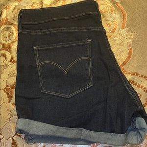 LEVIS SHORTS SIZE 31